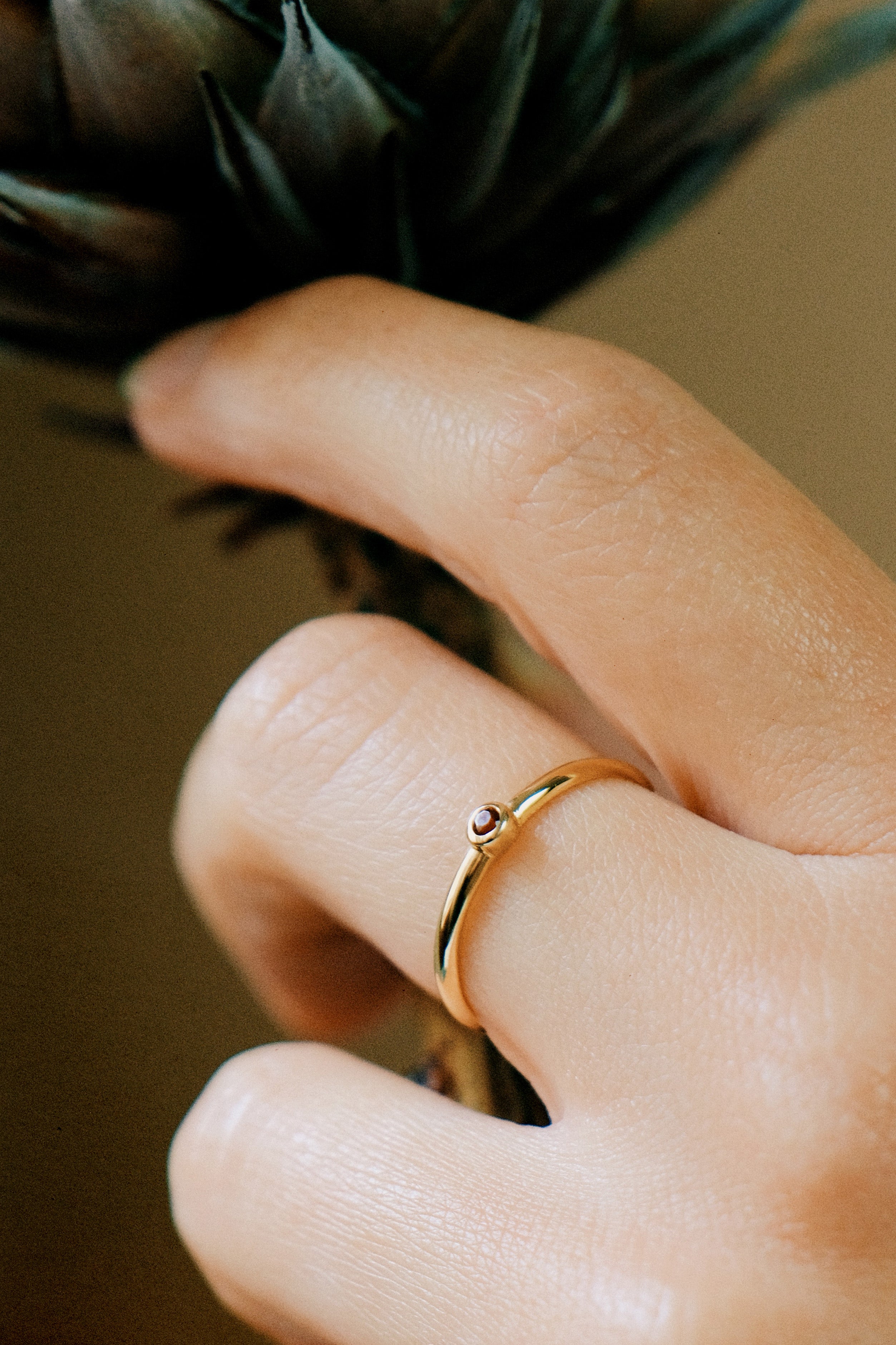 Der "Insider Smiley" Ring Dark Red Garnet 18K Echtgold Rotem Granat