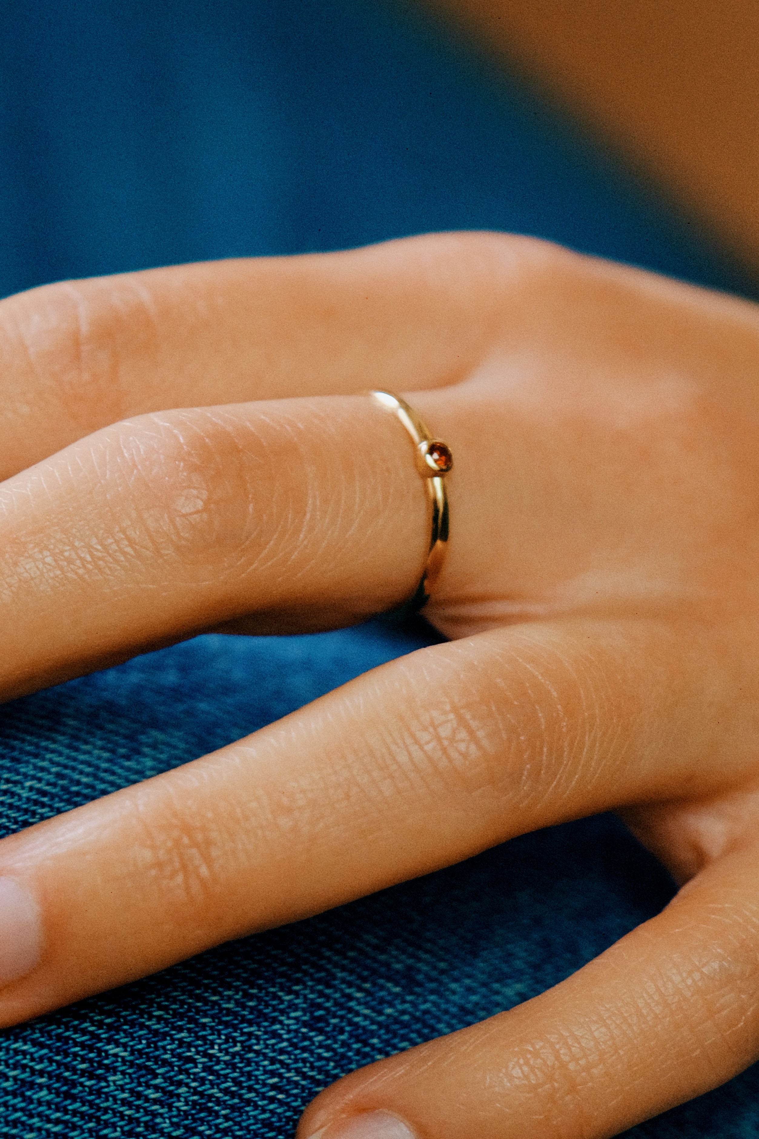 Der "Insider Smiley" Ring Dark Red Garnet 18K Echtgold Rotem Granat