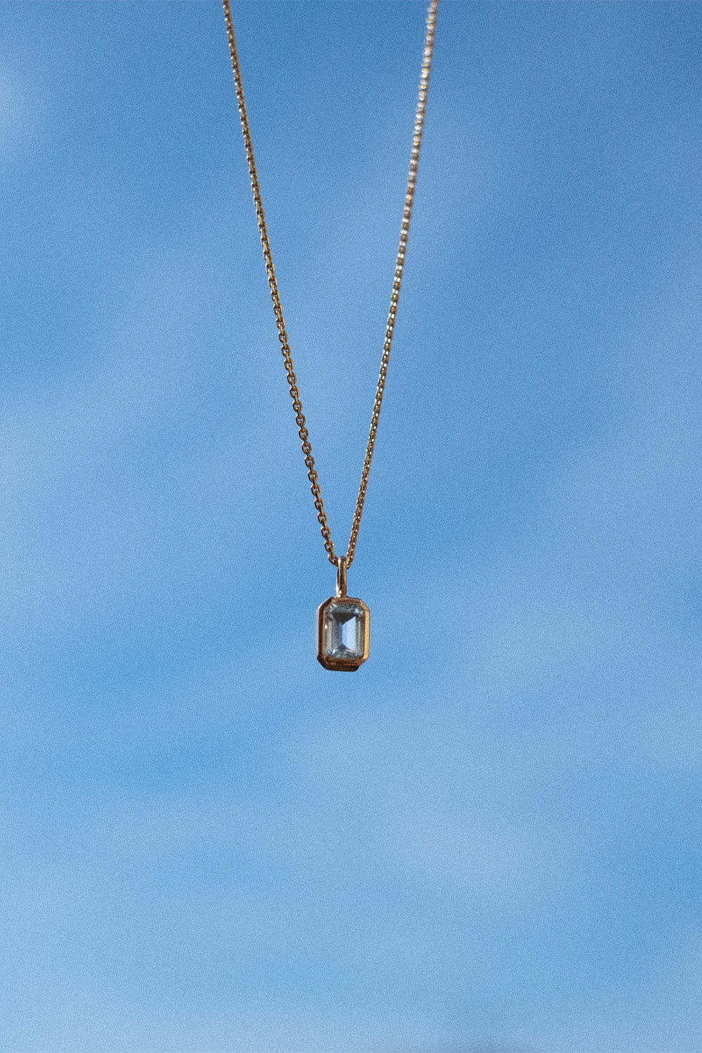 Der "Piece of Sky" Charm 18k Echtgold