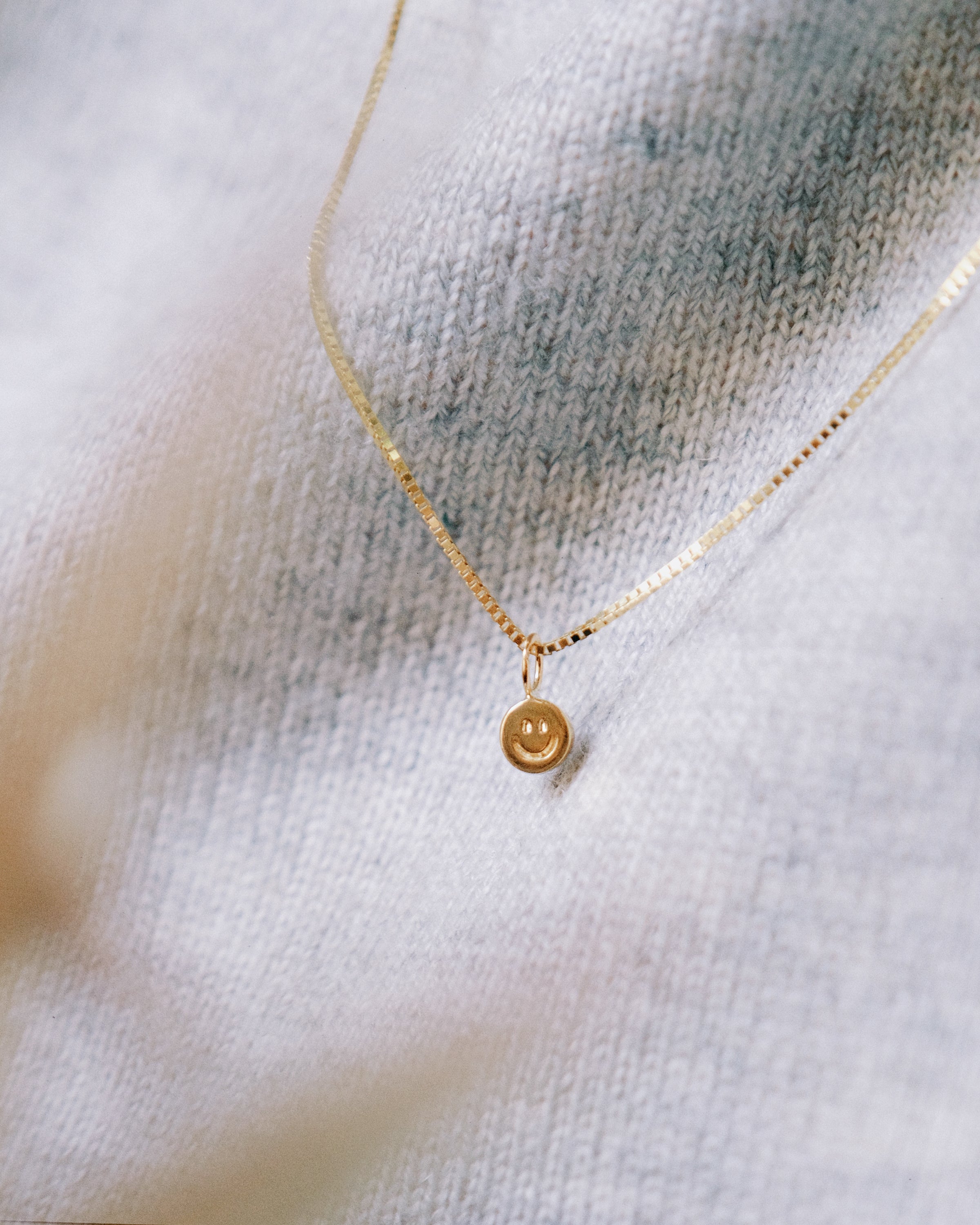 The "Gold Smiley" Charm 18k real gold with gemstone